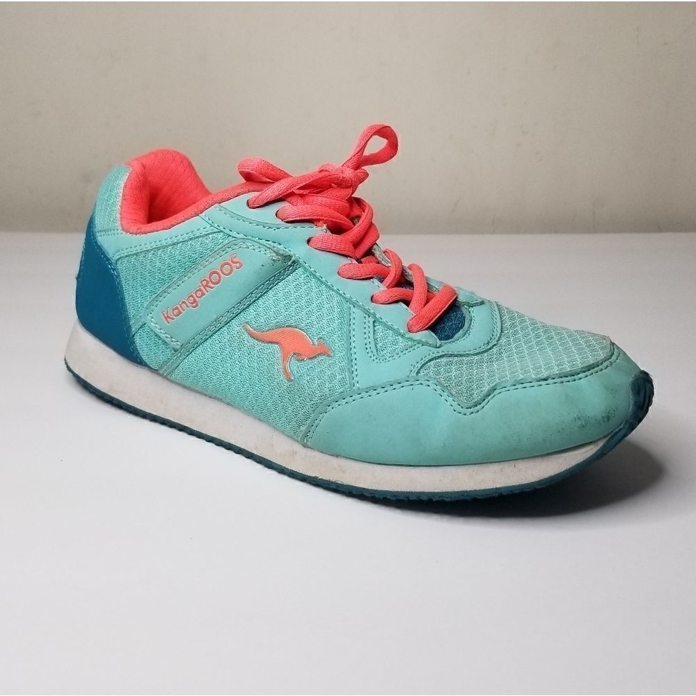 Kangaroos athletic shoes size 6